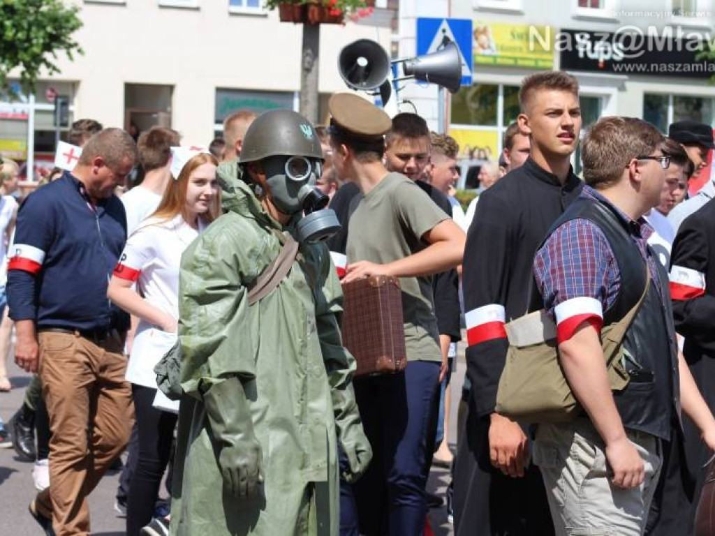 Stoczniowcy i hipisi przeszli wczoraj ulicami Mławy [WIDEO]