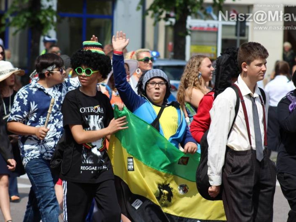 Stoczniowcy i hipisi przeszli wczoraj ulicami Mławy [WIDEO]