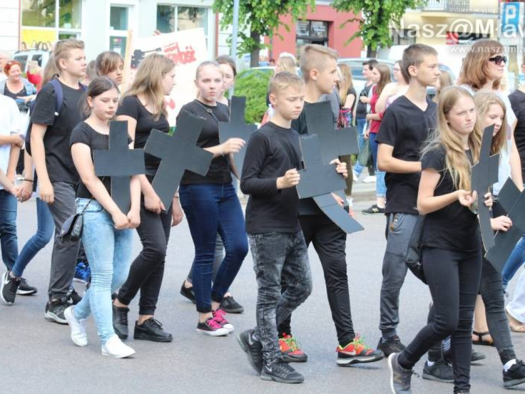 Stoczniowcy i hipisi przeszli wczoraj ulicami Mławy [WIDEO]