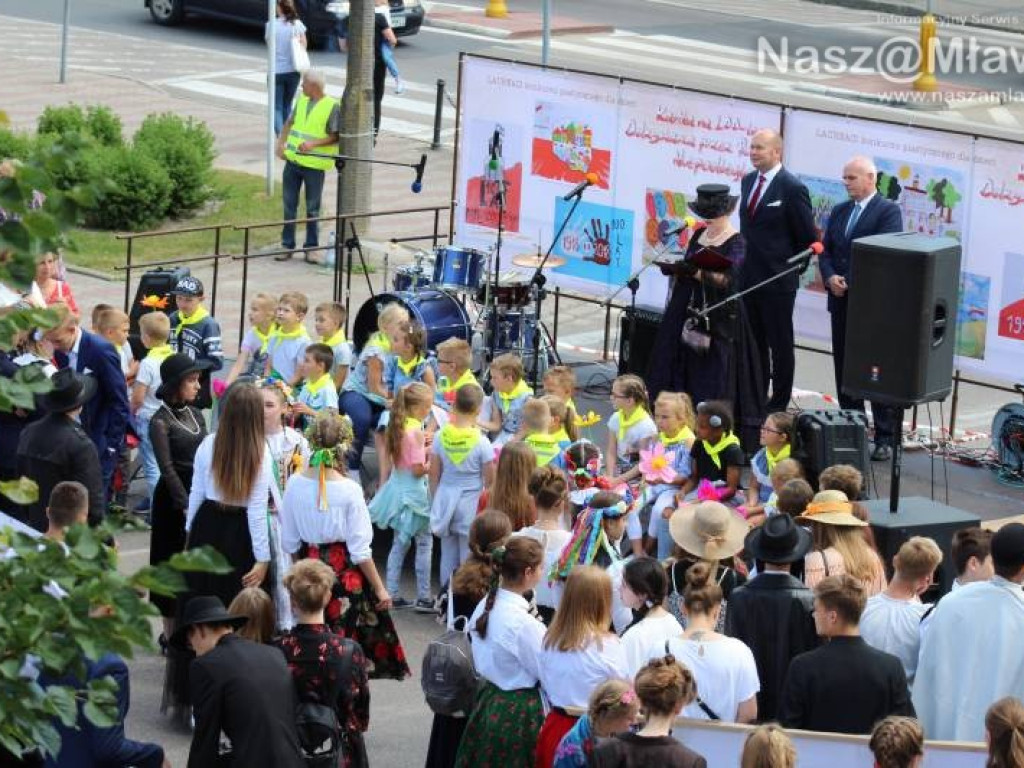 Stoczniowcy i hipisi przeszli wczoraj ulicami Mławy [WIDEO]