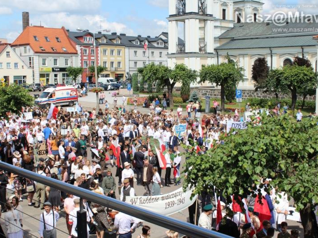 Stoczniowcy i hipisi przeszli wczoraj ulicami Mławy [WIDEO]