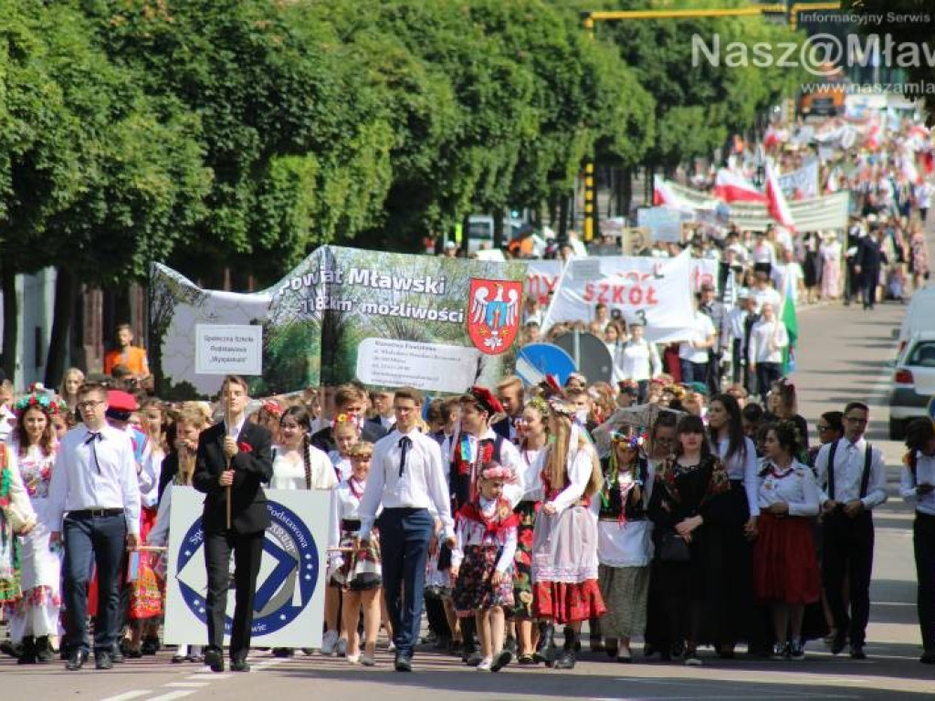 Stoczniowcy i hipisi przeszli wczoraj ulicami Mławy [WIDEO]