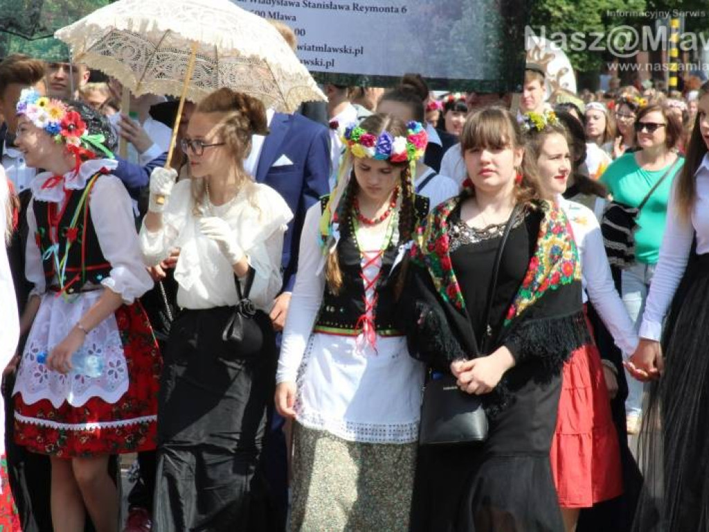 Stoczniowcy i hipisi przeszli wczoraj ulicami Mławy [WIDEO]