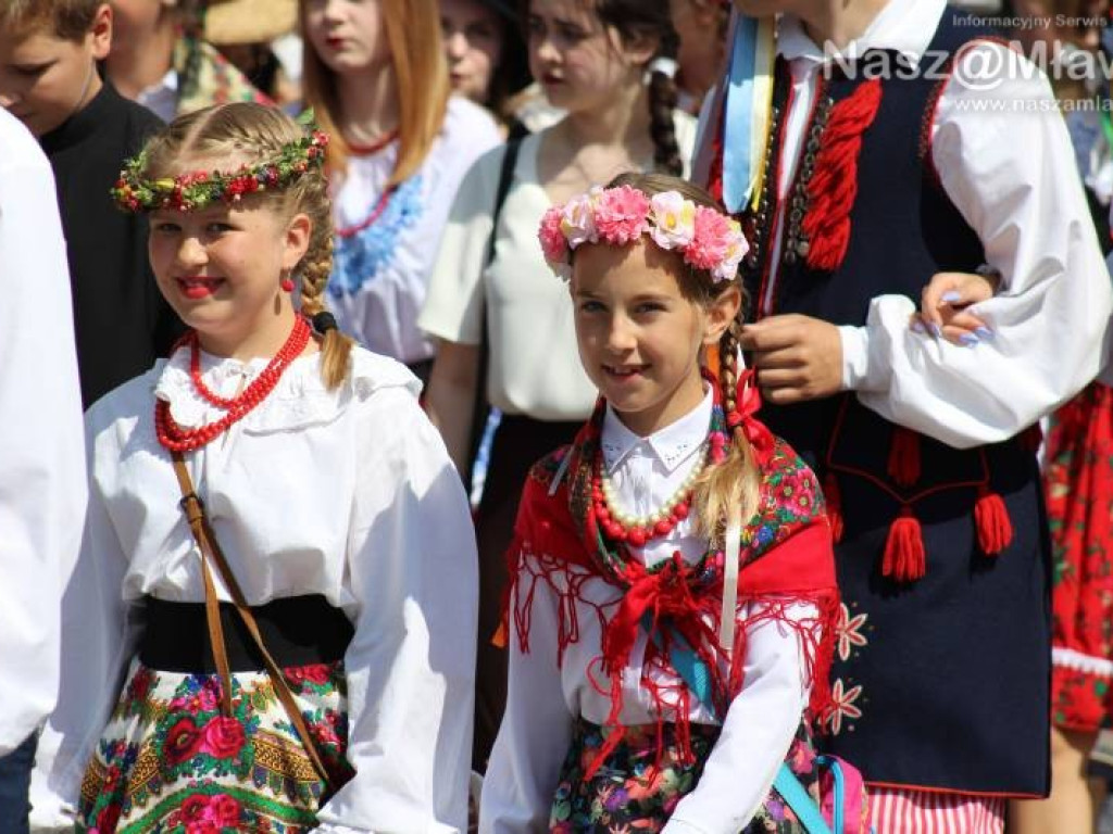 Stoczniowcy i hipisi przeszli wczoraj ulicami Mławy [WIDEO]