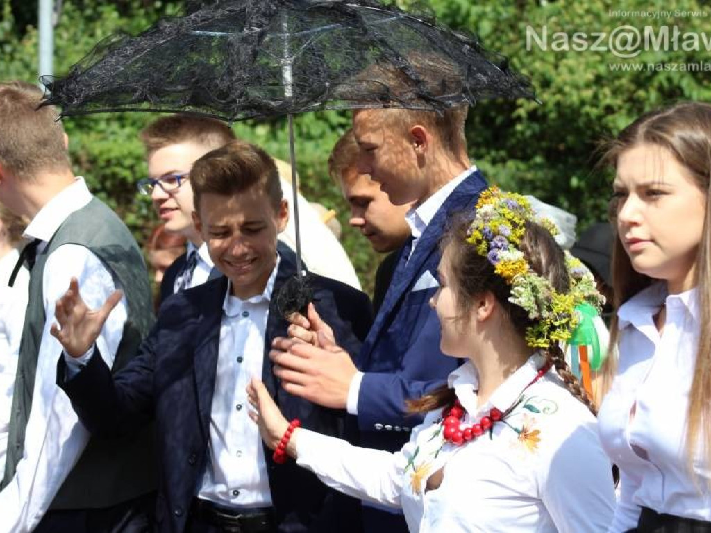 Stoczniowcy i hipisi przeszli wczoraj ulicami Mławy [WIDEO]