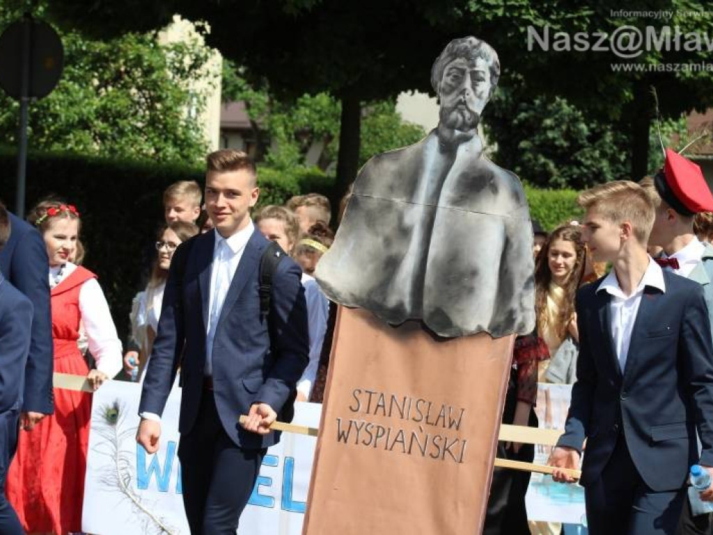 Stoczniowcy i hipisi przeszli wczoraj ulicami Mławy [WIDEO]