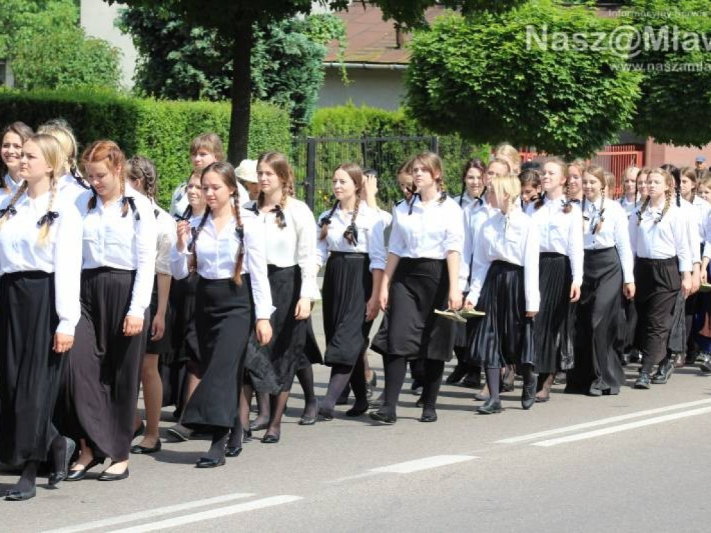 Stoczniowcy i hipisi przeszli wczoraj ulicami Mławy [WIDEO]