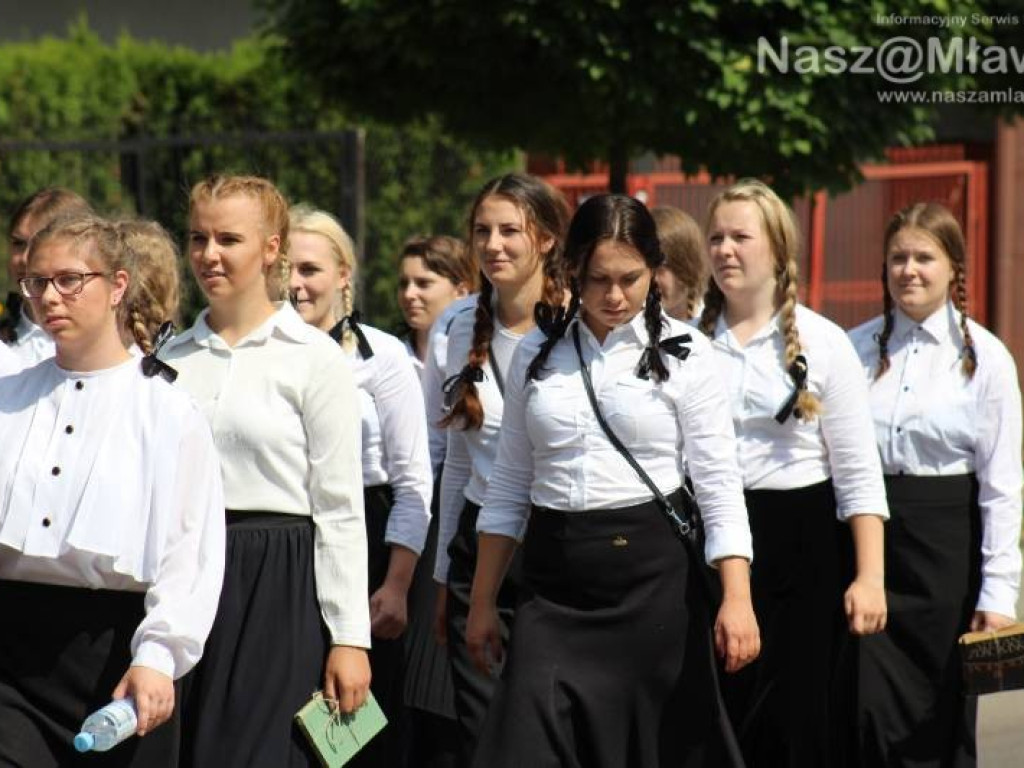 Stoczniowcy i hipisi przeszli wczoraj ulicami Mławy [WIDEO]