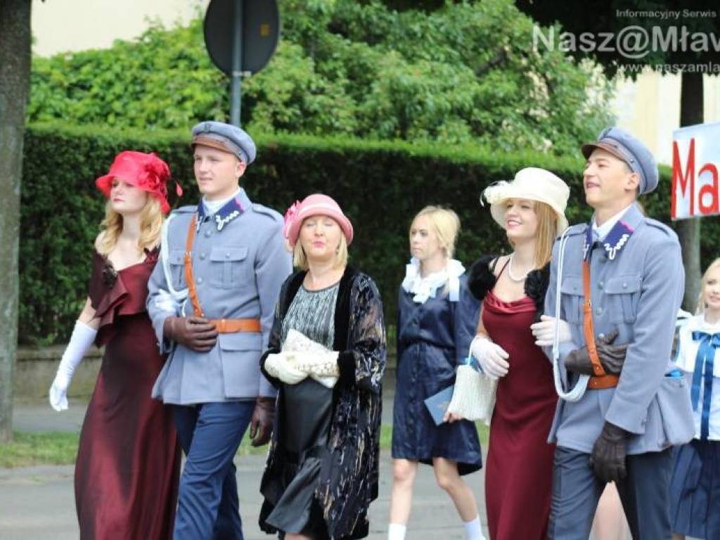 Stoczniowcy i hipisi przeszli wczoraj ulicami Mławy [WIDEO]