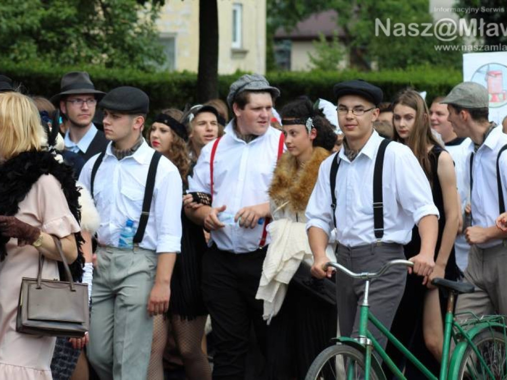 Stoczniowcy i hipisi przeszli wczoraj ulicami Mławy [WIDEO]