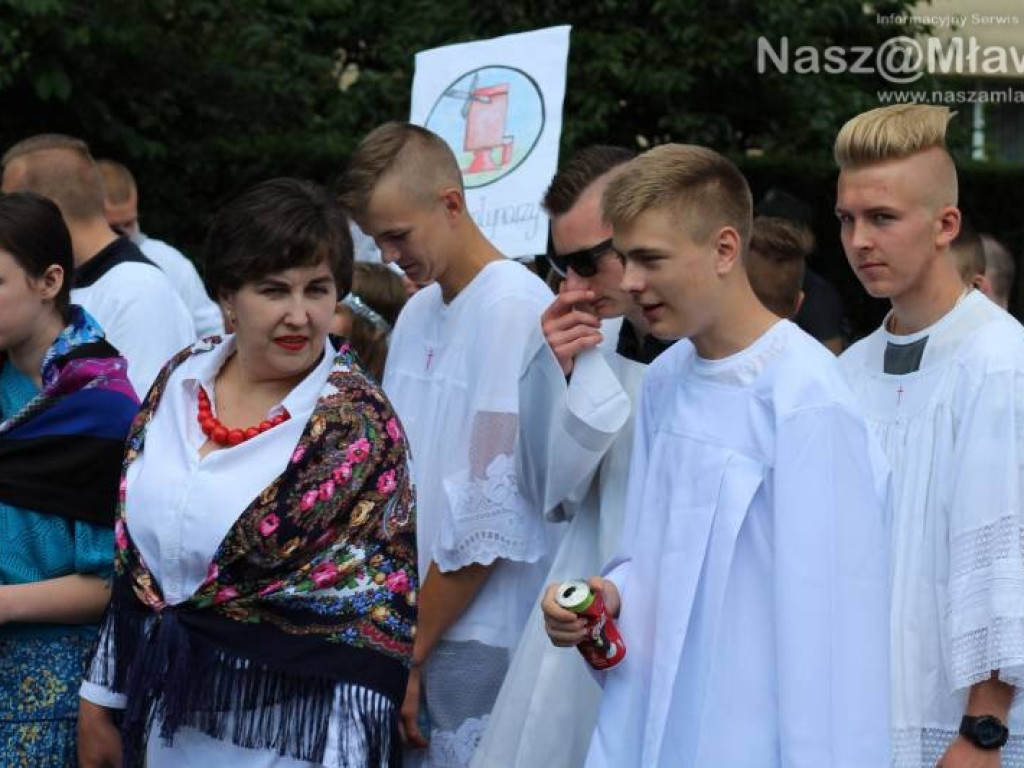 Stoczniowcy i hipisi przeszli wczoraj ulicami Mławy [WIDEO]