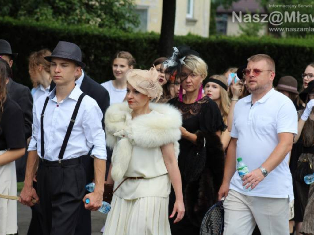 Stoczniowcy i hipisi przeszli wczoraj ulicami Mławy [WIDEO]