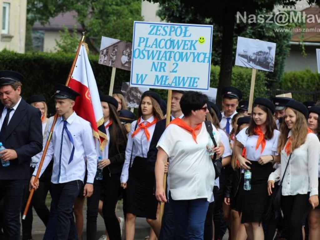 Stoczniowcy i hipisi przeszli wczoraj ulicami Mławy [WIDEO]