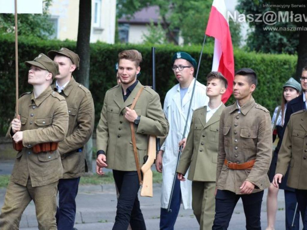 Stoczniowcy i hipisi przeszli wczoraj ulicami Mławy [WIDEO]