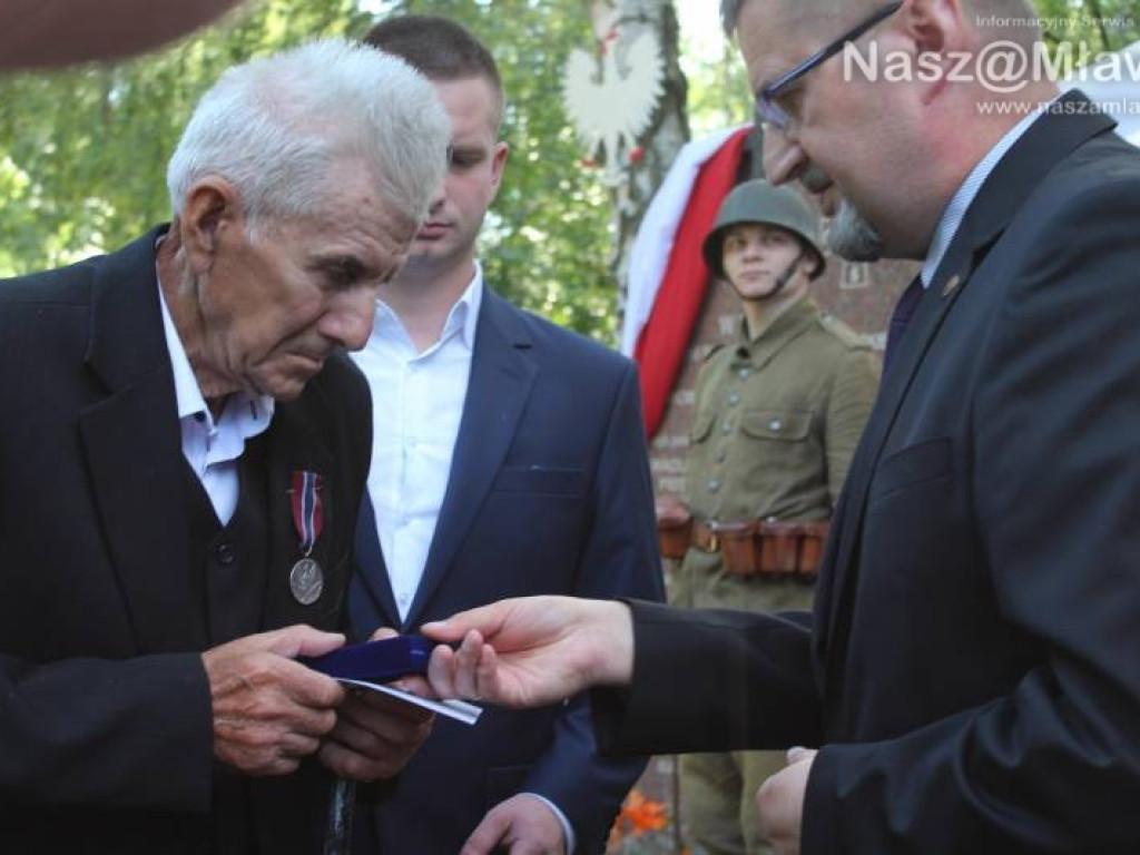 Cześć i chwała bohaterom! Uroczystości i rekonstrukcja w Niedziałkach [WIDEO]