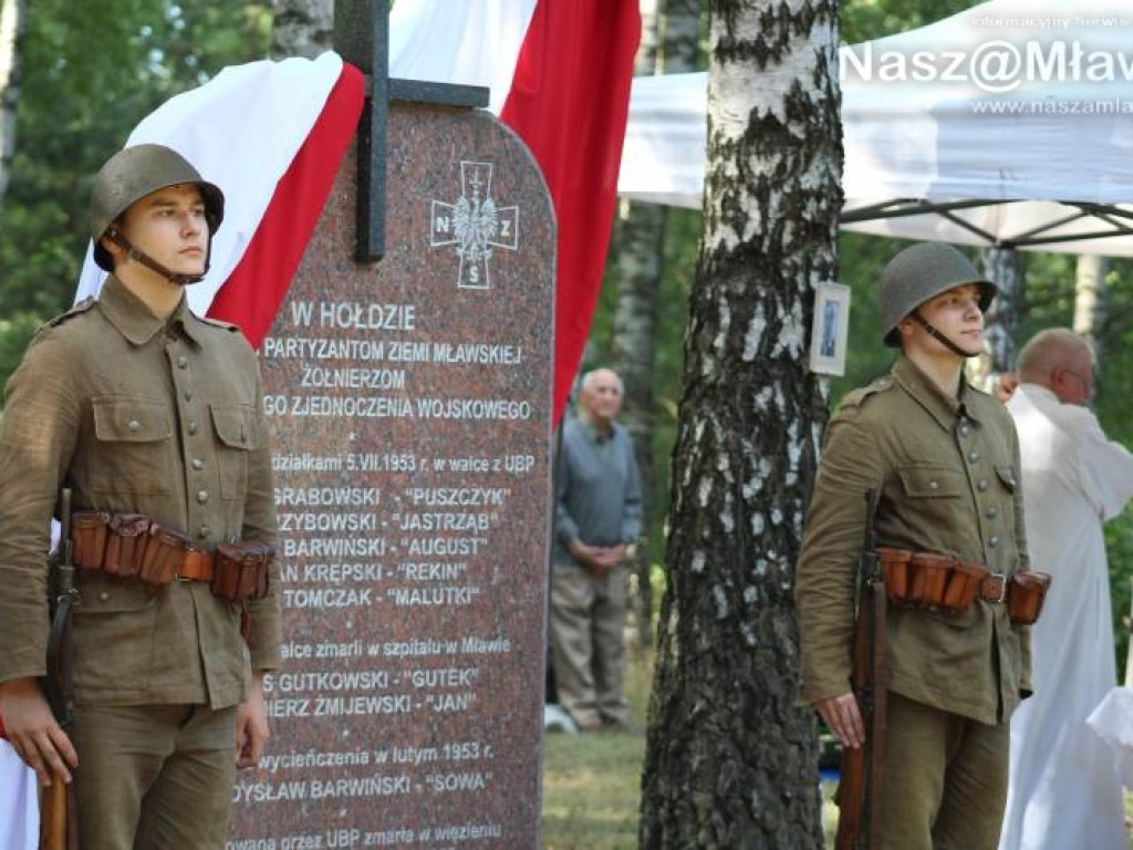 Cześć i chwała bohaterom! Uroczystości i rekonstrukcja w Niedziałkach [WIDEO]