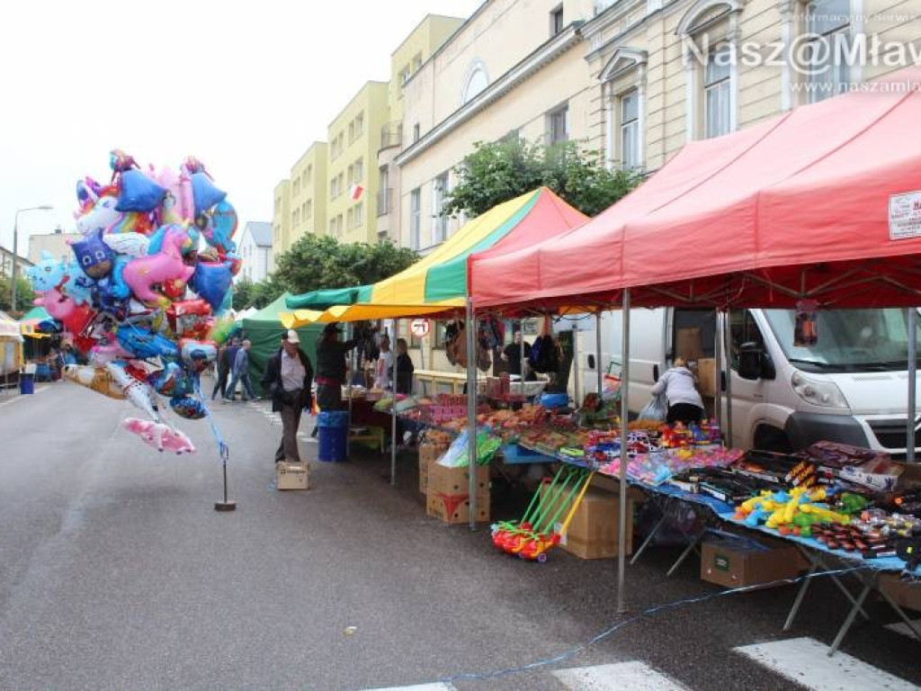 Ulice w centrum Mławy zamknięte. Mimo deszczu handel kwitł