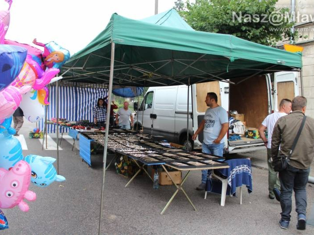 Ulice w centrum Mławy zamknięte. Mimo deszczu handel kwitł