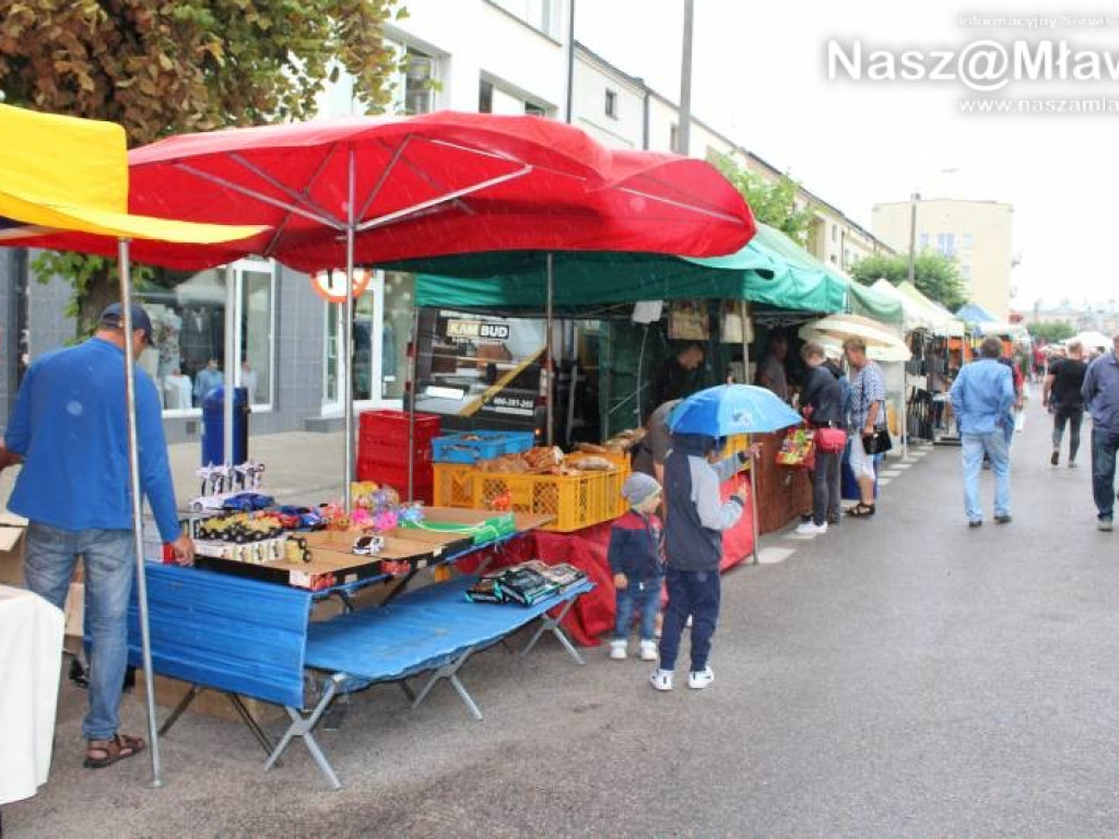 Ulice w centrum Mławy zamknięte. Mimo deszczu handel kwitł