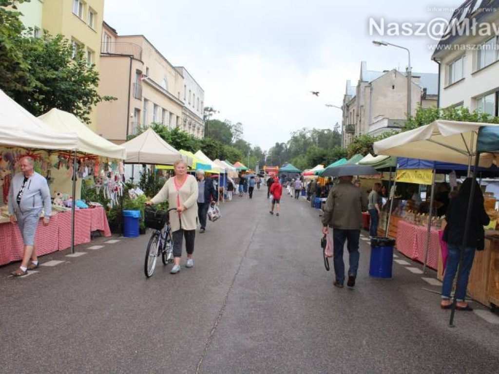 Ulice w centrum Mławy zamknięte. Mimo deszczu handel kwitł