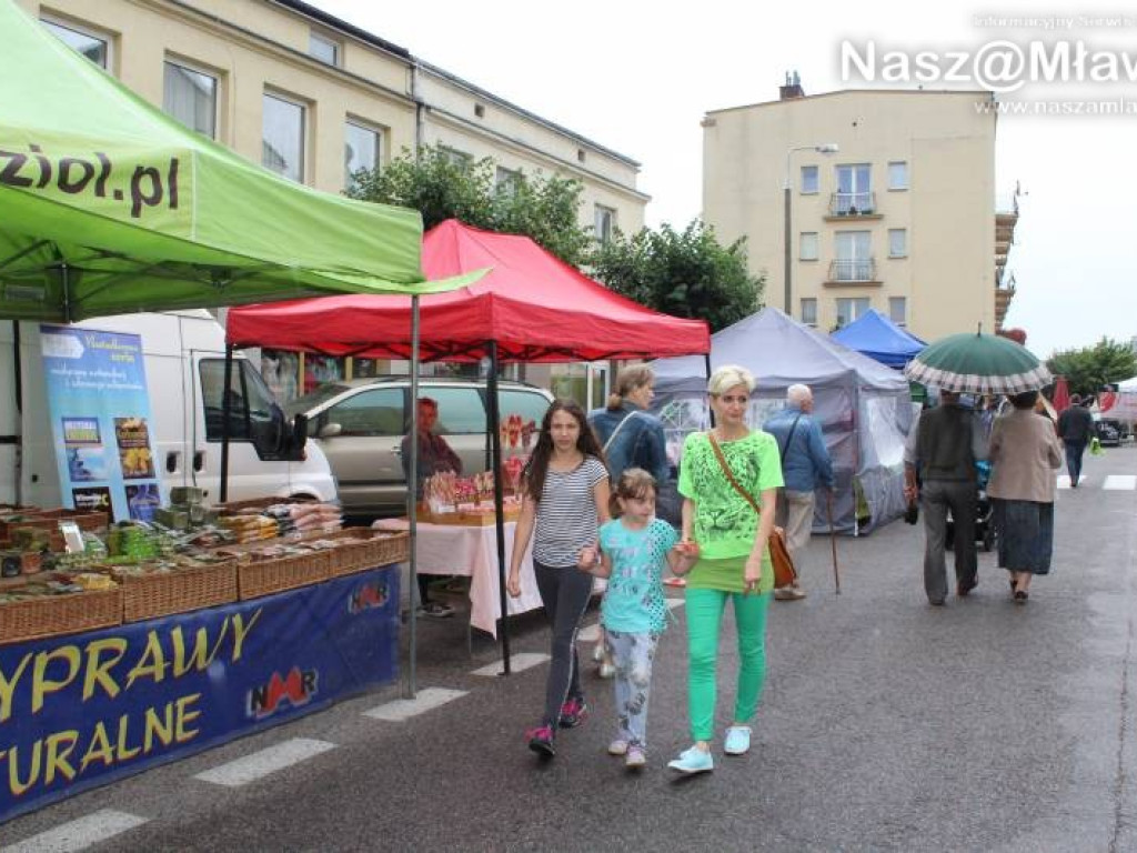Ulice w centrum Mławy zamknięte. Mimo deszczu handel kwitł