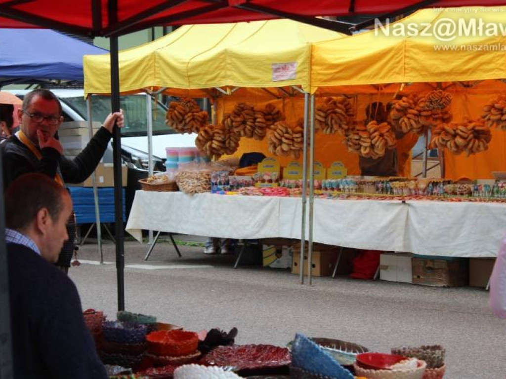 Ulice w centrum Mławy zamknięte. Mimo deszczu handel kwitł