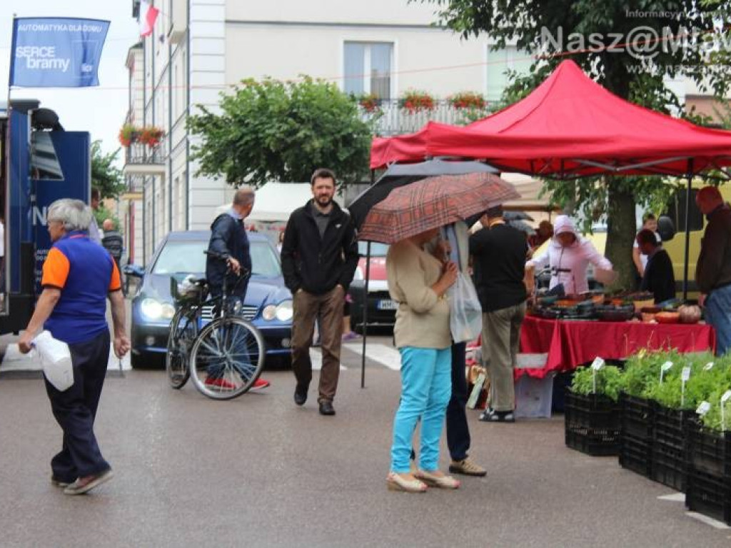 Ulice w centrum Mławy zamknięte. Mimo deszczu handel kwitł