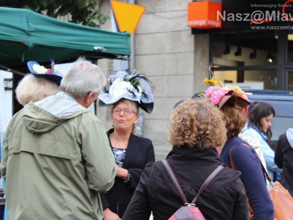 Ulice w centrum Mławy zamknięte. Mimo deszczu handel kwitł