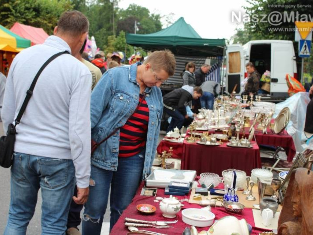 Ulice w centrum Mławy zamknięte. Mimo deszczu handel kwitł