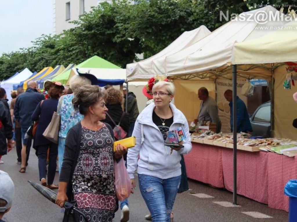 Ulice w centrum Mławy zamknięte. Mimo deszczu handel kwitł
