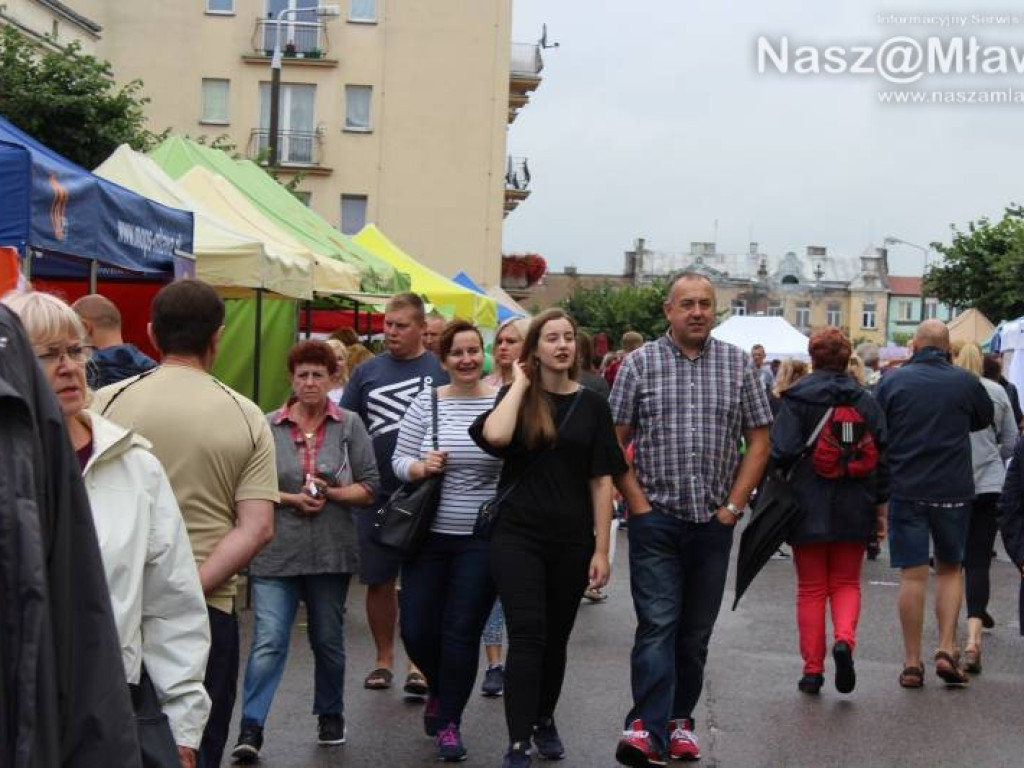 Ulice w centrum Mławy zamknięte. Mimo deszczu handel kwitł