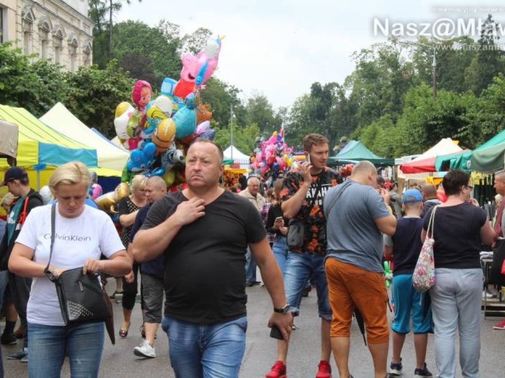Ulice w centrum Mławy zamknięte. Mimo deszczu handel kwitł