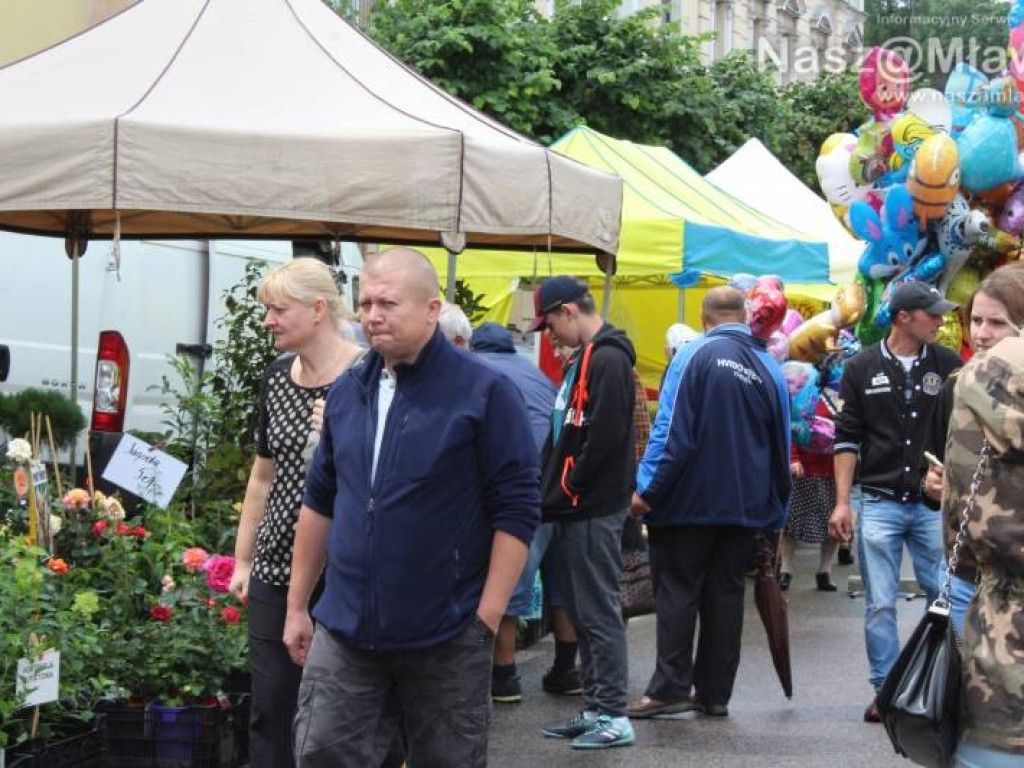 Ulice w centrum Mławy zamknięte. Mimo deszczu handel kwitł