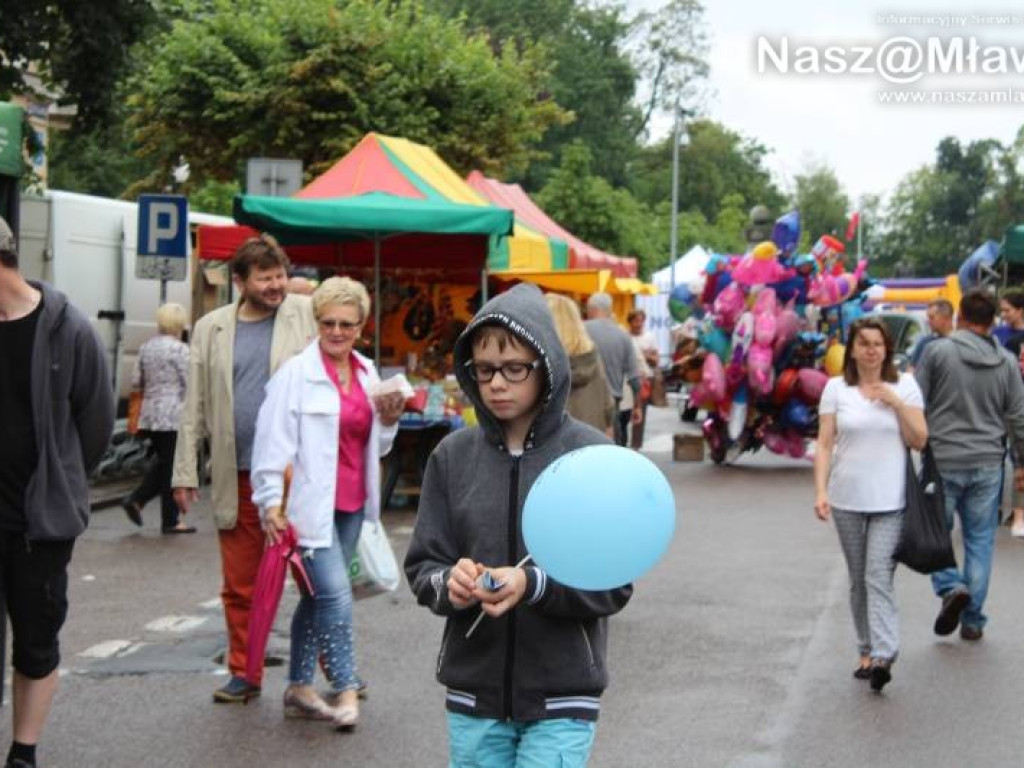 Ulice w centrum Mławy zamknięte. Mimo deszczu handel kwitł