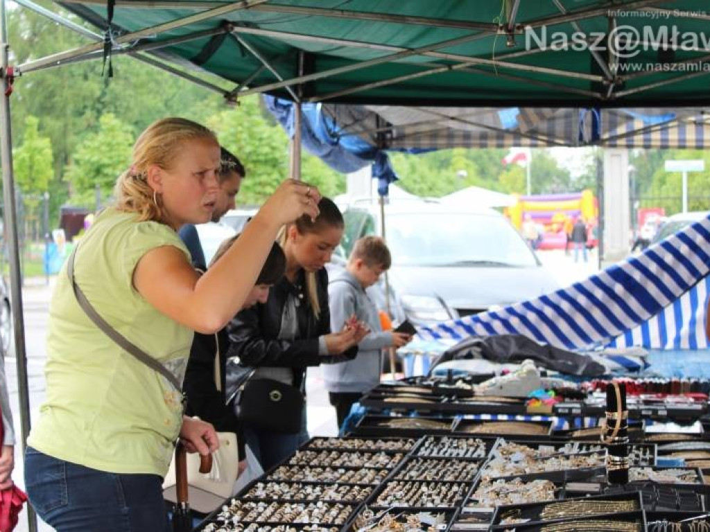 Ulice w centrum Mławy zamknięte. Mimo deszczu handel kwitł