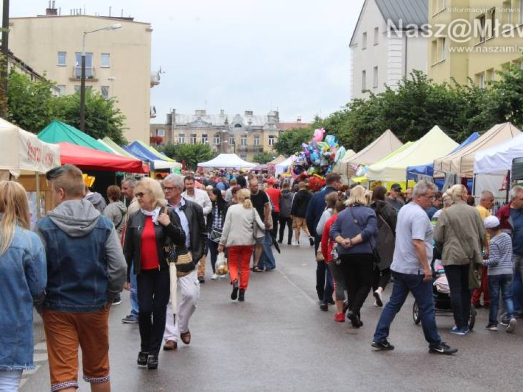 Ulice w centrum Mławy zamknięte. Mimo deszczu handel kwitł