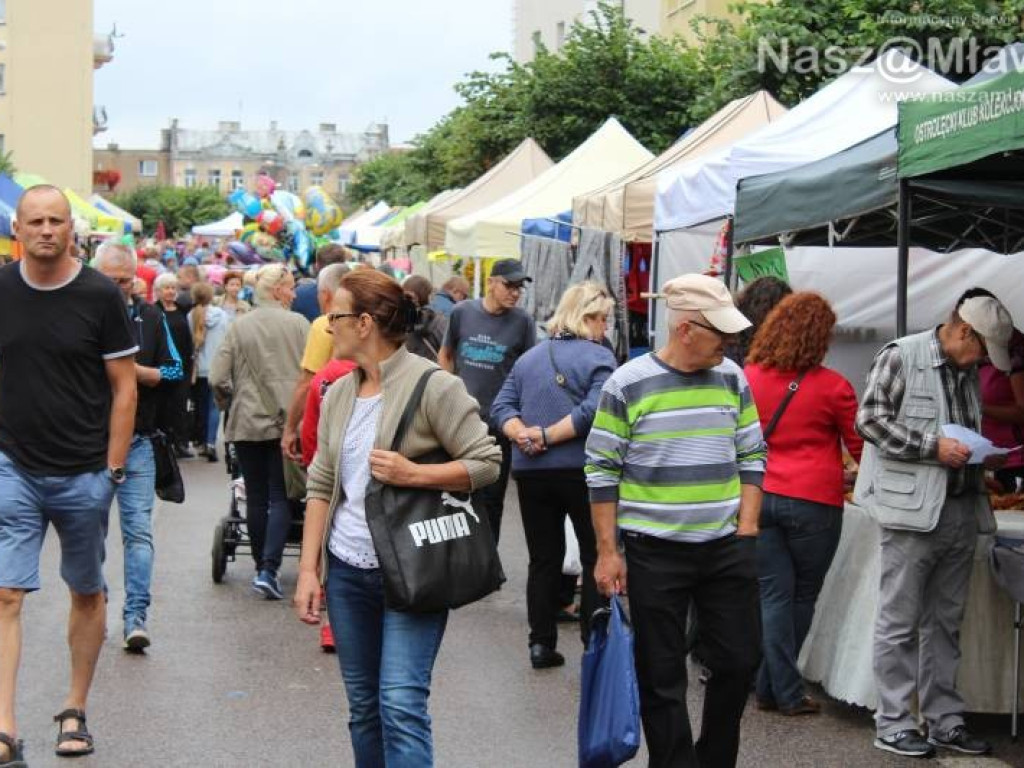 Ulice w centrum Mławy zamknięte. Mimo deszczu handel kwitł