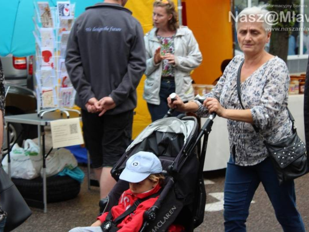 Ulice w centrum Mławy zamknięte. Mimo deszczu handel kwitł