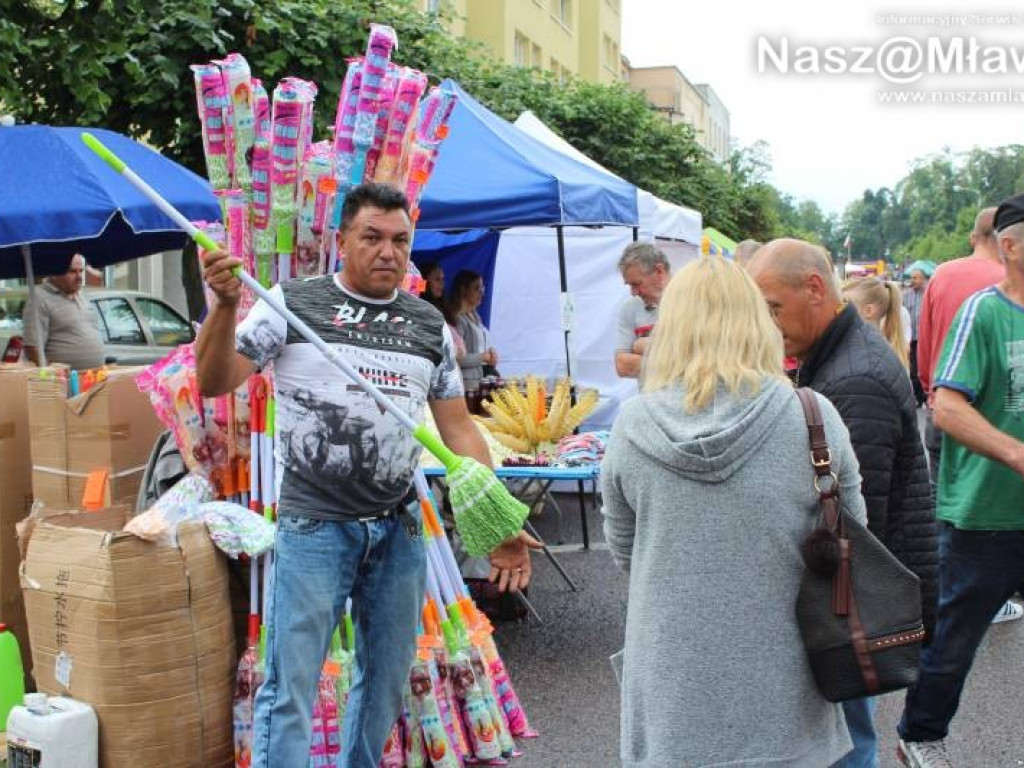 Ulice w centrum Mławy zamknięte. Mimo deszczu handel kwitł