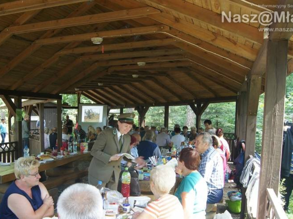Tańce na świeżym powietrzu. Mławscy seniorzy gościli w Nadleśnictwie Dwukoły