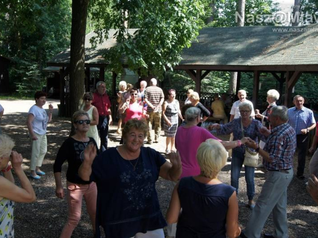Tańce na świeżym powietrzu. Mławscy seniorzy gościli w Nadleśnictwie Dwukoły