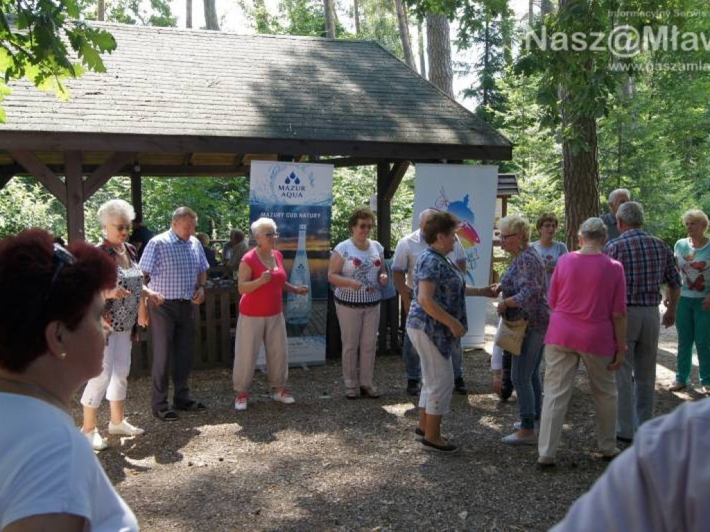 Tańce na świeżym powietrzu. Mławscy seniorzy gościli w Nadleśnictwie Dwukoły