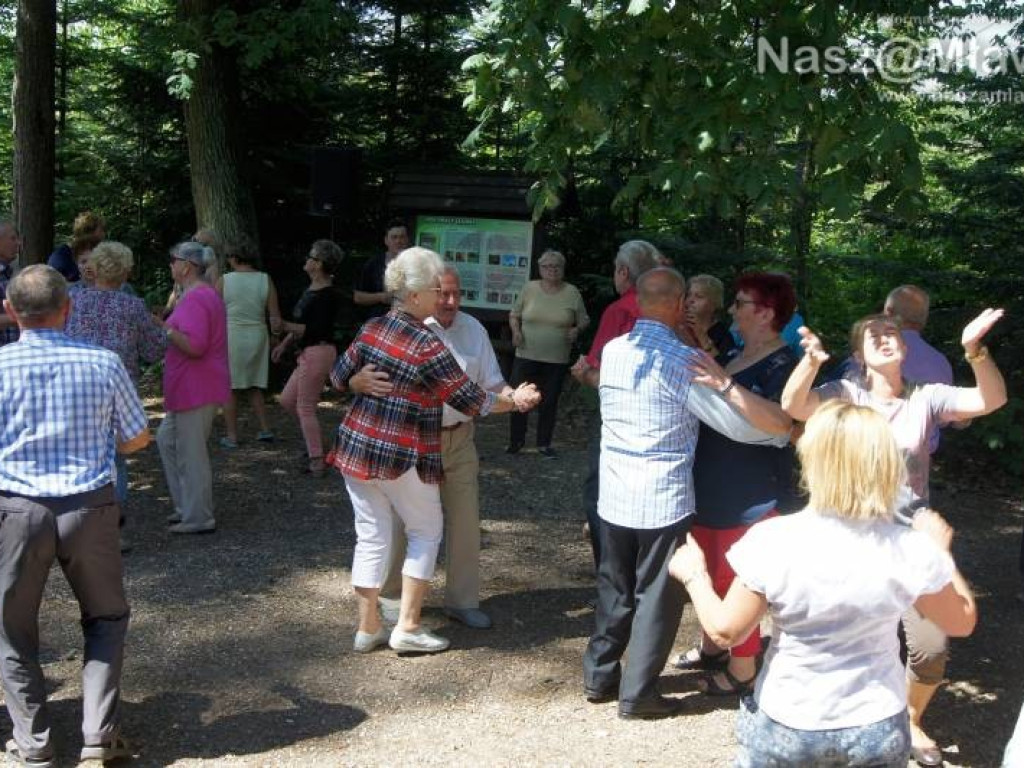 Tańce na świeżym powietrzu. Mławscy seniorzy gościli w Nadleśnictwie Dwukoły