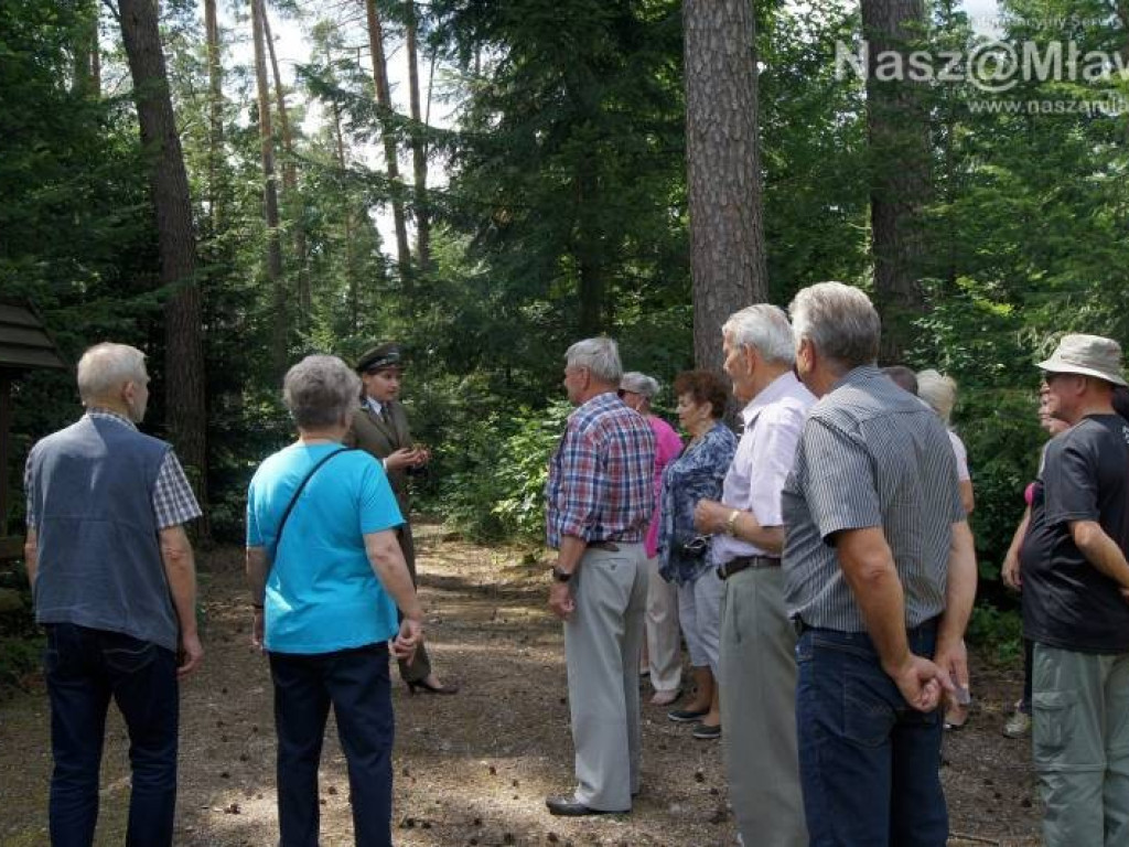 Tańce na świeżym powietrzu. Mławscy seniorzy gościli w Nadleśnictwie Dwukoły