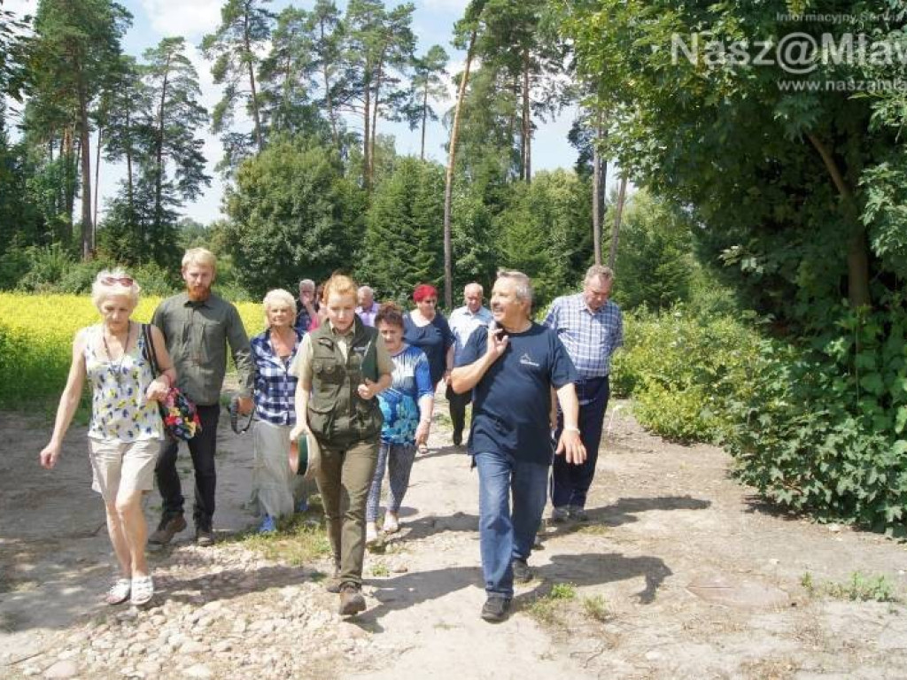 Tańce na świeżym powietrzu. Mławscy seniorzy gościli w Nadleśnictwie Dwukoły