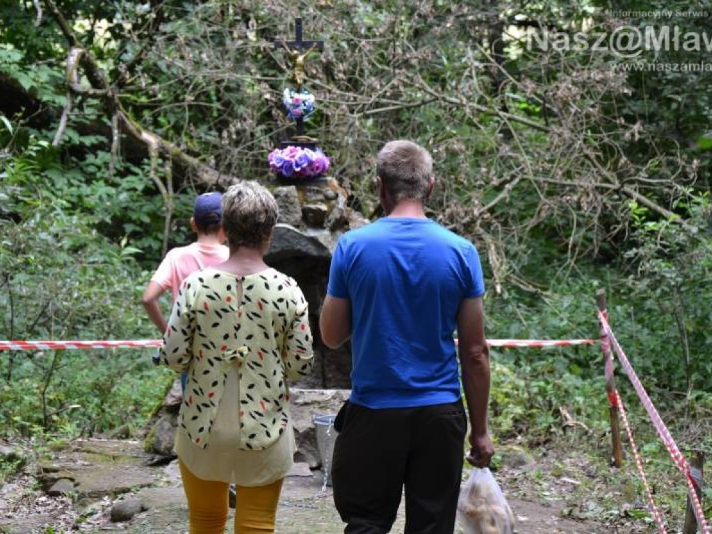 Bije tu cudowne źródełko. Tłumy w Drogiszce w gminie Strzegowo