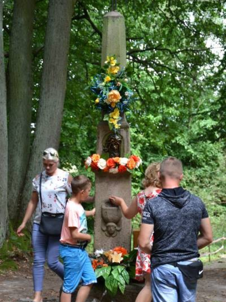 Bije tu cudowne źródełko. Tłumy w Drogiszce w gminie Strzegowo