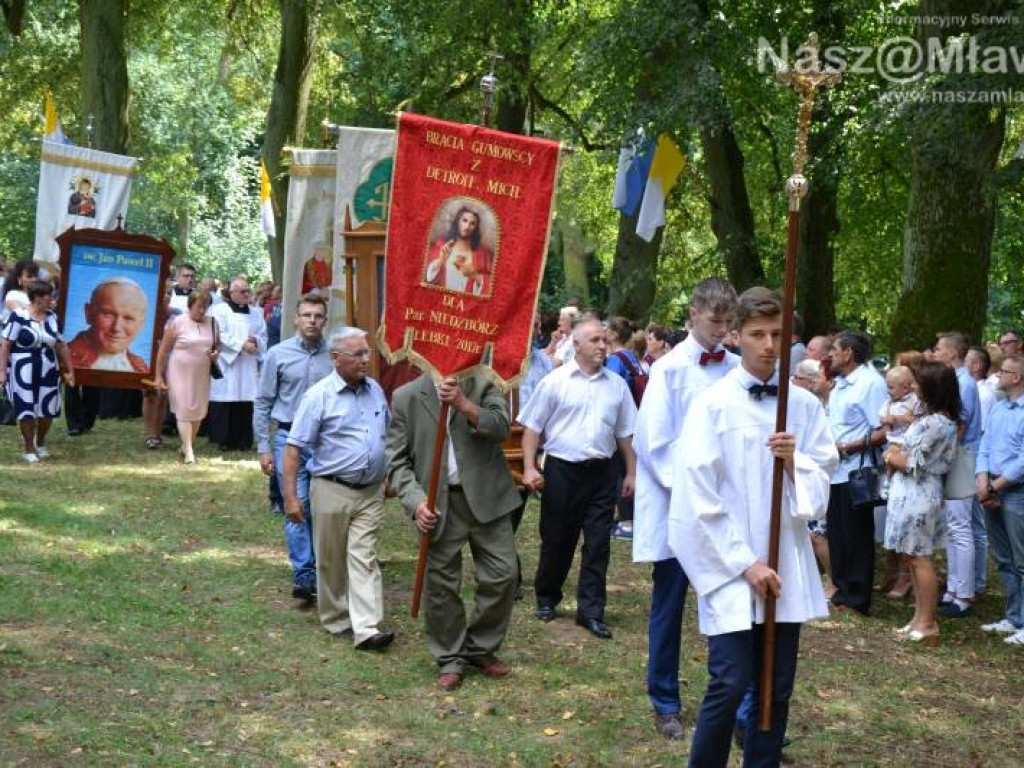 Bije tu cudowne źródełko. Tłumy w Drogiszce w gminie Strzegowo