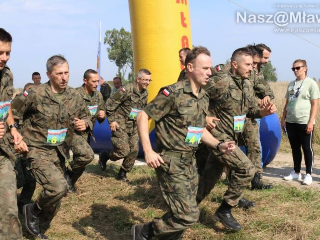 Bieg na polu w Uniszkach Zawadzkich. Udział wzięło 10 drużyn wojskowych