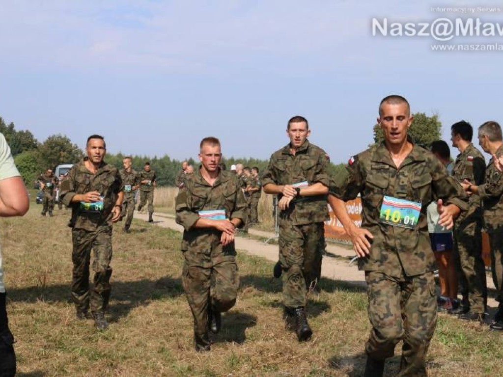 Bieg na polu w Uniszkach Zawadzkich. Udział wzięło 10 drużyn wojskowych